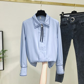 Μοντέρνο γυναικείο πουκάμισο με κλασικό γιακά και κουμπιά σε μπλε και άσπρο χρώμα