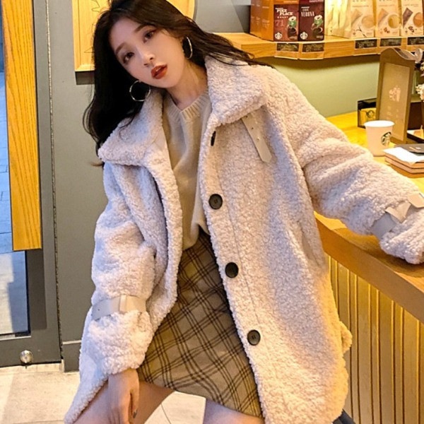 Palton de dama modern de culoare bej cu nasturi si guler inalt