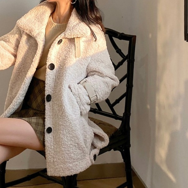 Palton de dama modern de culoare bej cu nasturi si guler inalt