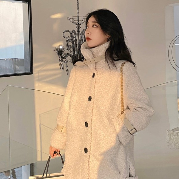 Palton de dama modern de culoare bej cu nasturi si guler inalt