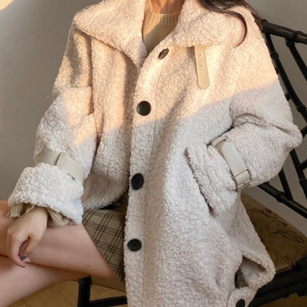 Palton de dama modern de culoare bej cu nasturi si guler inalt