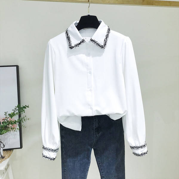 Cămașă modernă de damă cu guler și nasturi clasici în alb