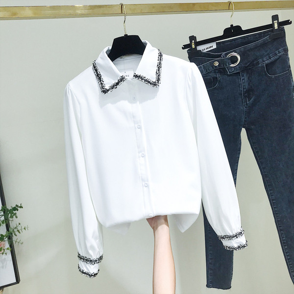 Cămașă modernă de damă cu guler și nasturi clasici în alb