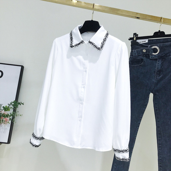 Cămașă modernă de damă cu guler și nasturi clasici în alb