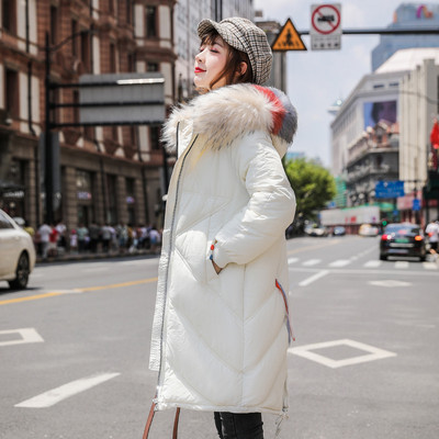 Modern női hosszú kabát kapucnival és fehér, fekete, kék és rózsaszín színben