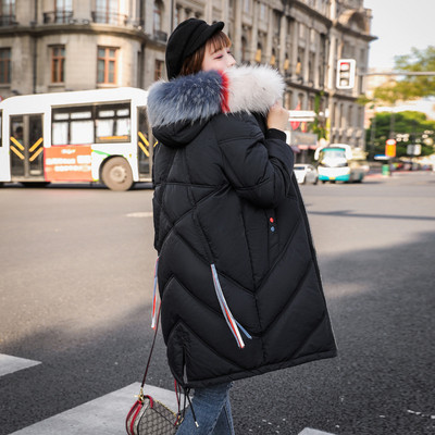 Modern női hosszú kabát kapucnival és fehér, fekete, kék és rózsaszín színben