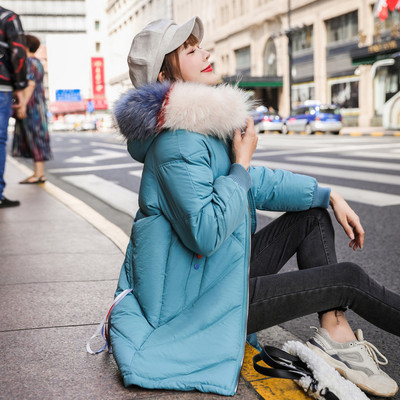 Modern női hosszú kabát kapucnival és fehér, fekete, kék és rózsaszín színben