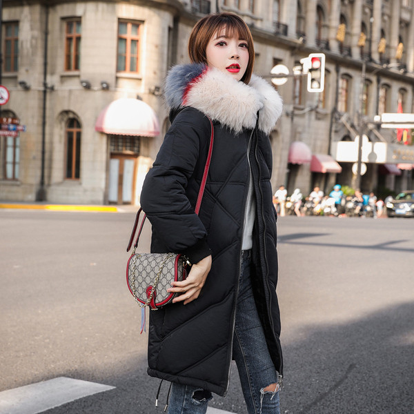 Modern női hosszú kabát kapucnival és fehér, fekete, kék és rózsaszín színben