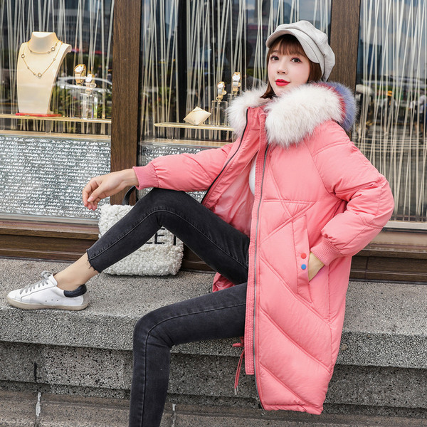 Modern női hosszú kabát kapucnival és fehér, fekete, kék és rózsaszín színben