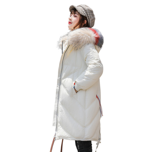 Modern női hosszú kabát kapucnival és fehér, fekete, kék és rózsaszín színben