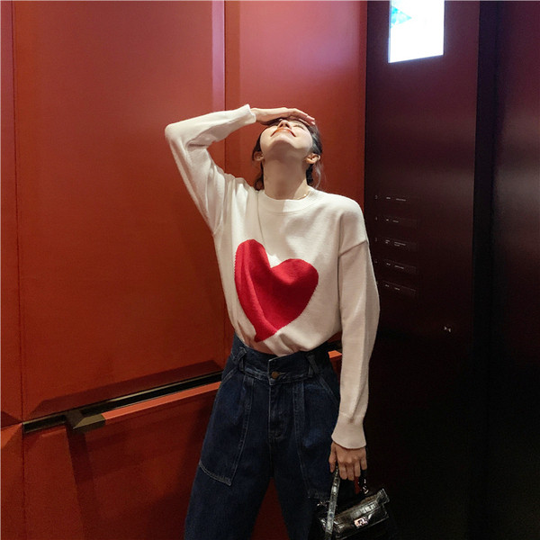 Γυναικείο casual πουλόβερ με οβάλ ντεκολτέ και εφαρμογή σε λευκό χρώμα