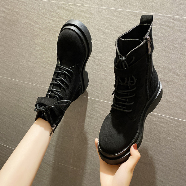 Női téli csizma magas talppal, fekete és bézs színben