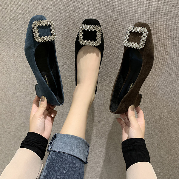 Pantofi moderni de dama cu element metalic