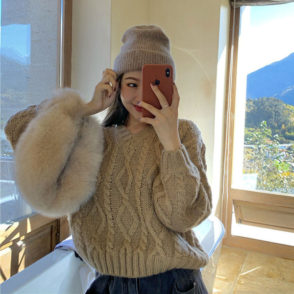 Γυναικείο πουλόβερ με λαιμόκοψη στο ροζ, μπεζ και λευκό χρώμα