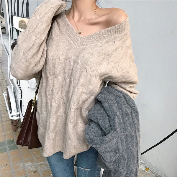 Pulover lat cu decolteu spitz în gri și bej