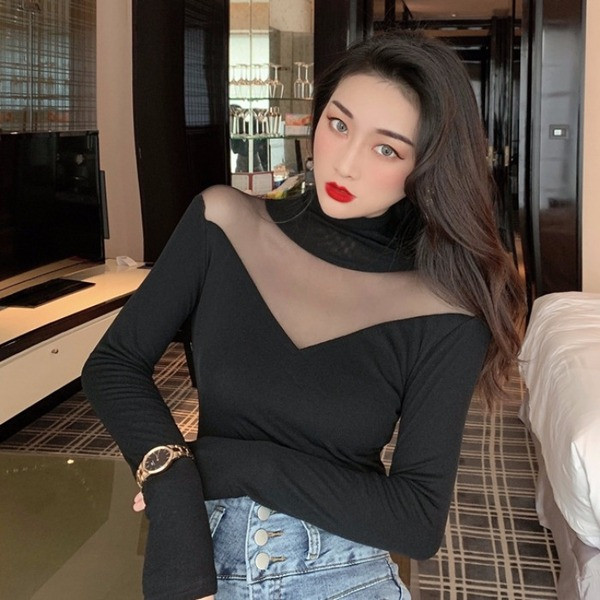Γυναικέια casual μπλούζα με ψηλό γιακά και τούλι σε μαύρο χρώμα