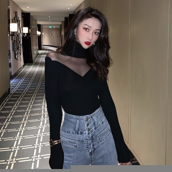 Γυναικέια casual μπλούζα με ψηλό γιακά και τούλι σε μαύρο χρώμα