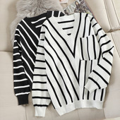 Pulover de damă cu dungi cu decolteu spitz și buzunar în două culori