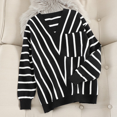 Pulover de damă cu dungi cu decolteu spitz și buzunar în două culori