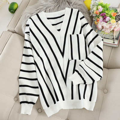 Pulover de damă cu dungi cu decolteu spitz și buzunar în două culori