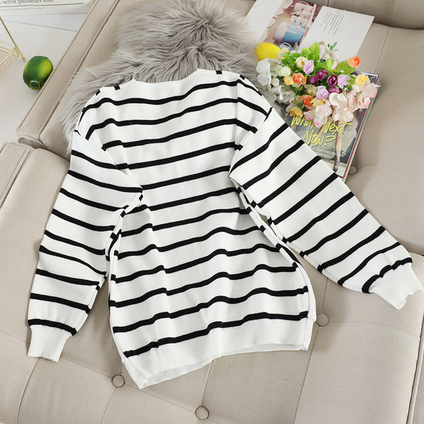 Pulover de damă cu dungi cu decolteu spitz și buzunar în două culori