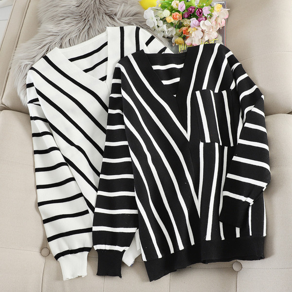 Pulover de damă cu dungi cu decolteu spitz și buzunar în două culori