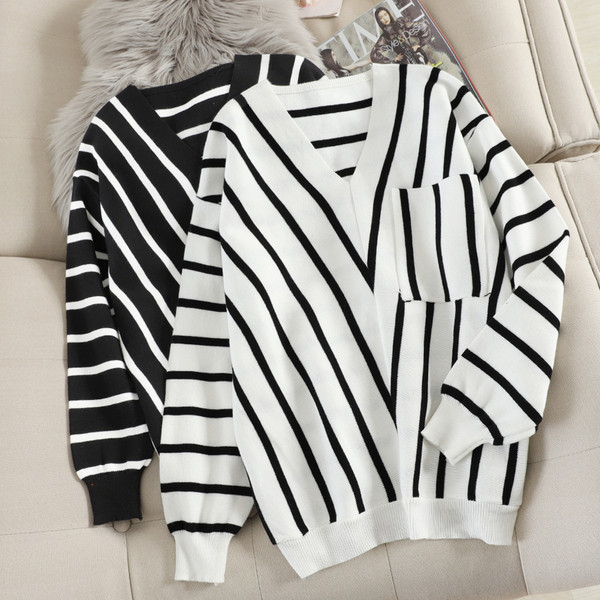 Pulover de damă cu dungi cu decolteu spitz și buzunar în două culori