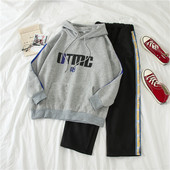 Set sport pentru femei din două părți - hanorac gri cu glugă și pantaloni negri cu inscripții