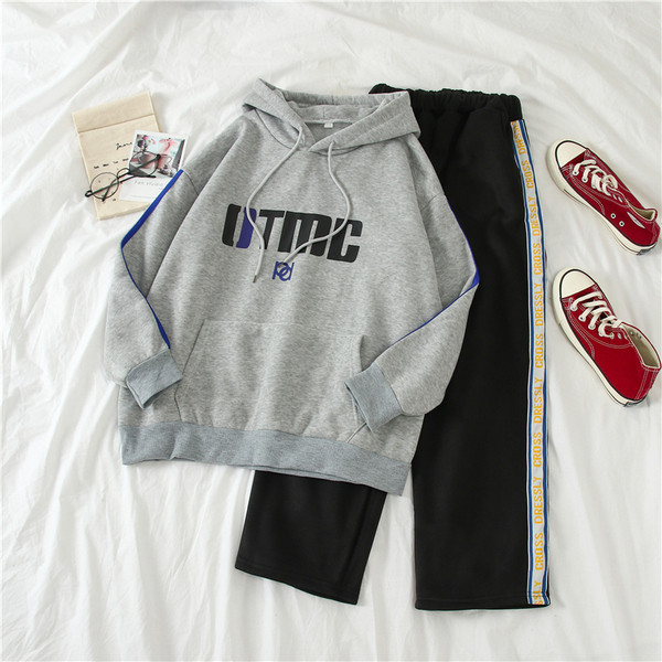 Set sport pentru femei din două părți - hanorac gri cu glugă și pantaloni negri cu inscripții