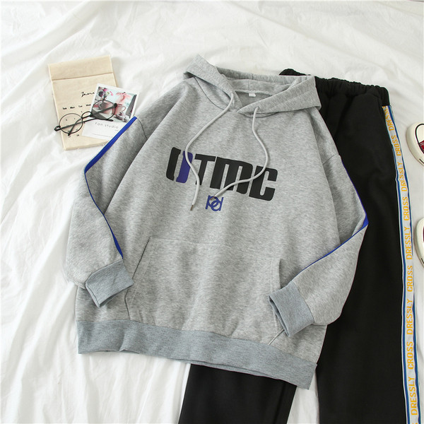 Set sport pentru femei din două părți - hanorac gri cu glugă și pantaloni negri cu inscripții