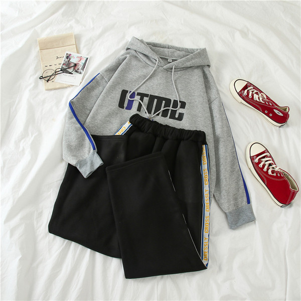 Set sport pentru femei din două părți - hanorac gri cu glugă și pantaloni negri cu inscripții