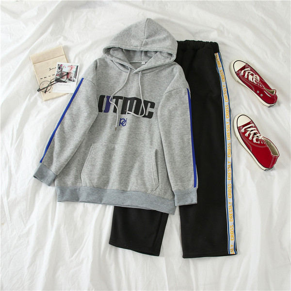 Set sport pentru femei din două părți - hanorac gri cu glugă și pantaloni negri cu inscripții