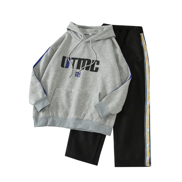 Set sport pentru femei din două părți - hanorac gri cu glugă și pantaloni negri cu inscripții