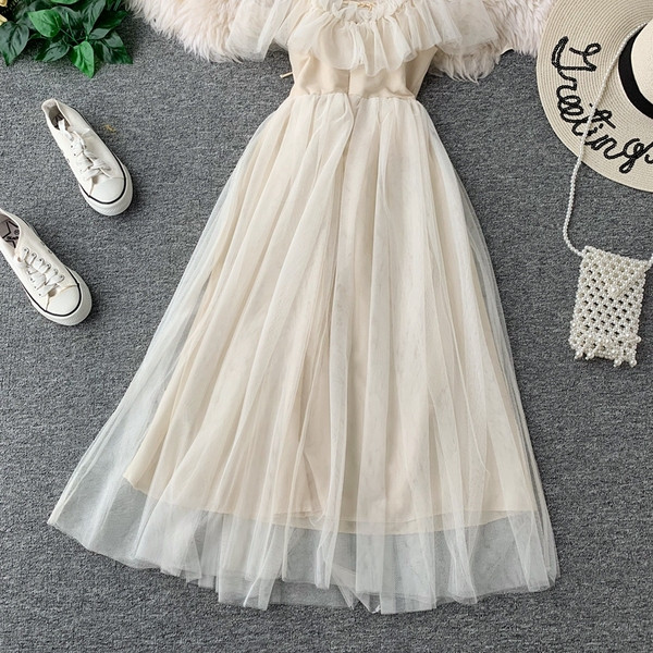 Κομψό γυναικείο φόρεμα με λεπτές λουρίδες και τούλι σε μπεζ χρώμα