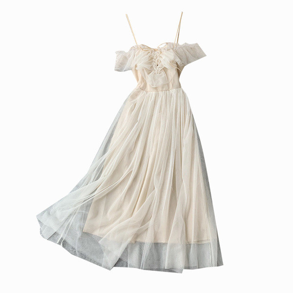 Κομψό γυναικείο φόρεμα με λεπτές λουρίδες και τούλι σε μπεζ χρώμα