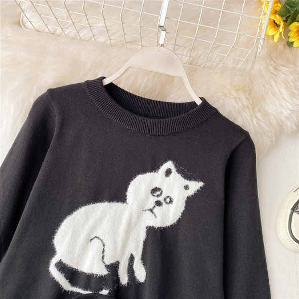 Μοντέρνο γυναικείο πουλόβερ σε λευκό και μαύρο χρώμα