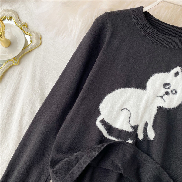 Μοντέρνο γυναικείο πουλόβερ σε λευκό και μαύρο χρώμα