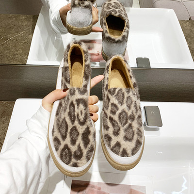 Μοντέρνα γυναικεία παπούτσια με επίπεδη σόλα