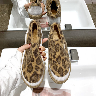 Μοντέρνα γυναικεία παπούτσια με επίπεδη σόλα