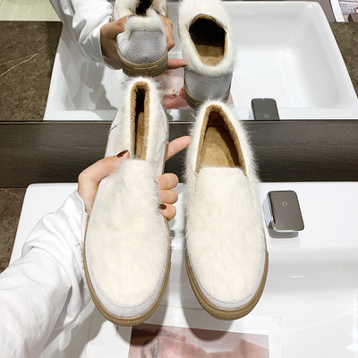 Μοντέρνα γυναικεία παπούτσια με επίπεδη σόλα