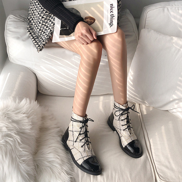 Cizme moderne de dama cu sireturi in alb-negru