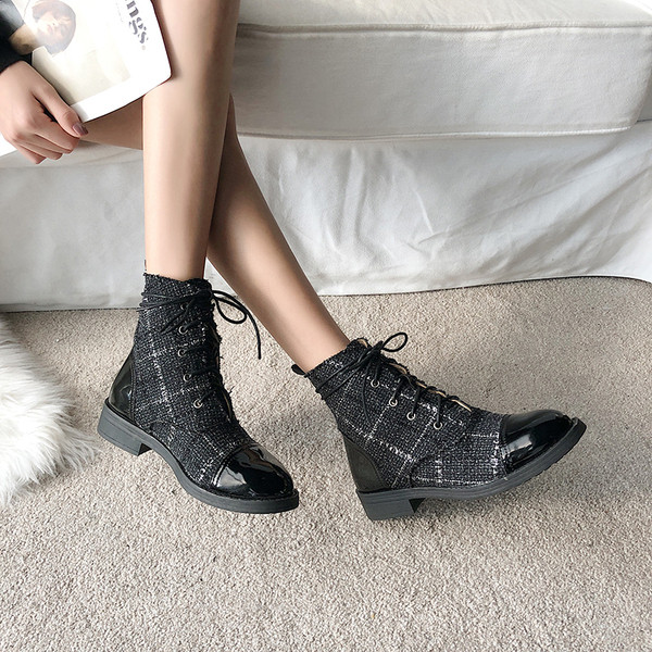 Cizme moderne de dama cu sireturi in alb-negru