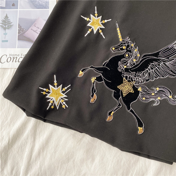 Fusta scurta de dama moderna cu talie inalta si broderie in negru