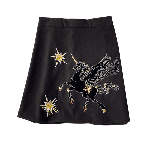 Fusta scurta de dama moderna cu talie inalta si broderie in negru