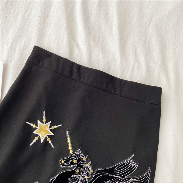 Fusta scurta de dama moderna cu talie inalta si broderie in negru