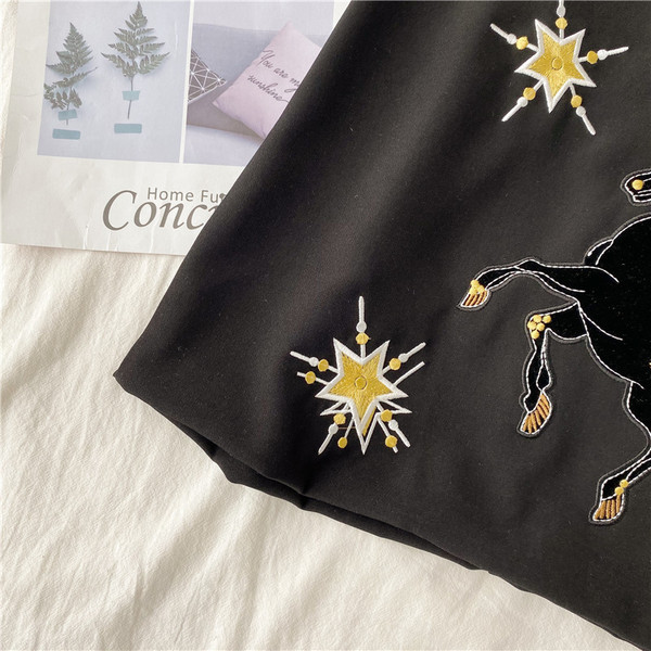 Fusta scurta de dama moderna cu talie inalta si broderie in negru