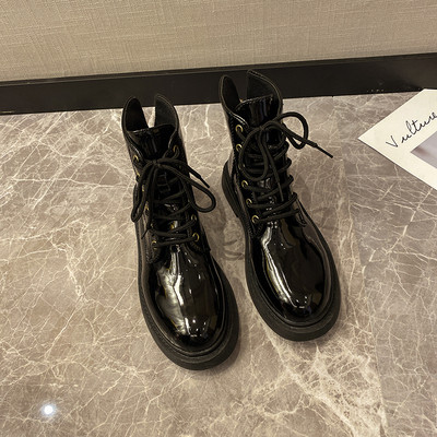 Μοντέρνες γυναικείες μπότες με κορδόνια σε μαύρο χρώμα