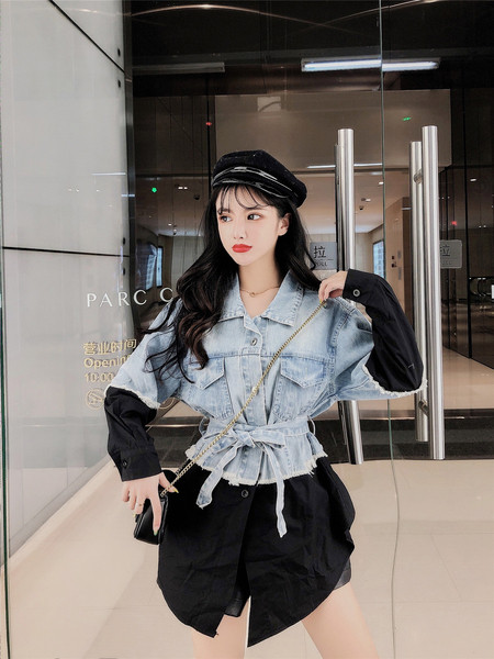 Cămașă de damă în alb și negru cu bucăți de denim