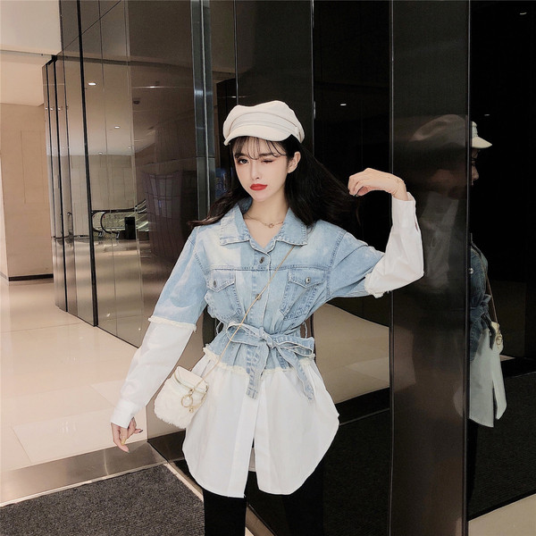 Cămașă de damă în alb și negru cu bucăți de denim