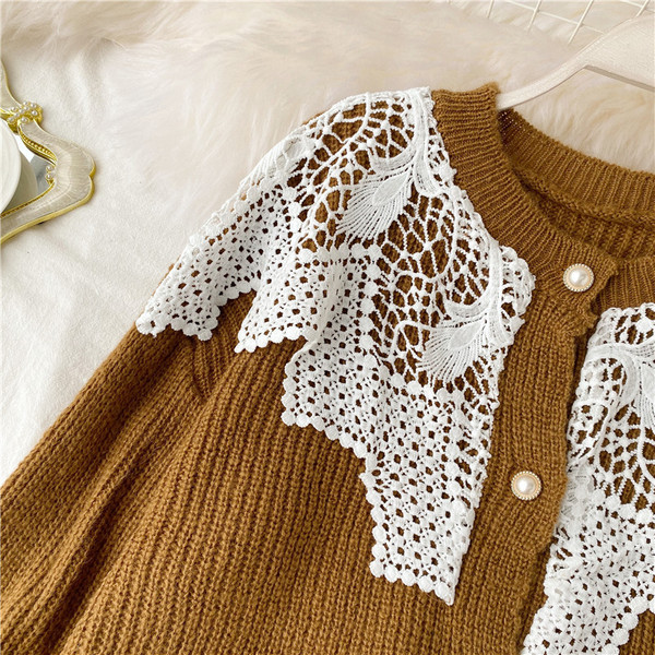 Vesta de dama moderna cu nasturi si dantela de culoare maro